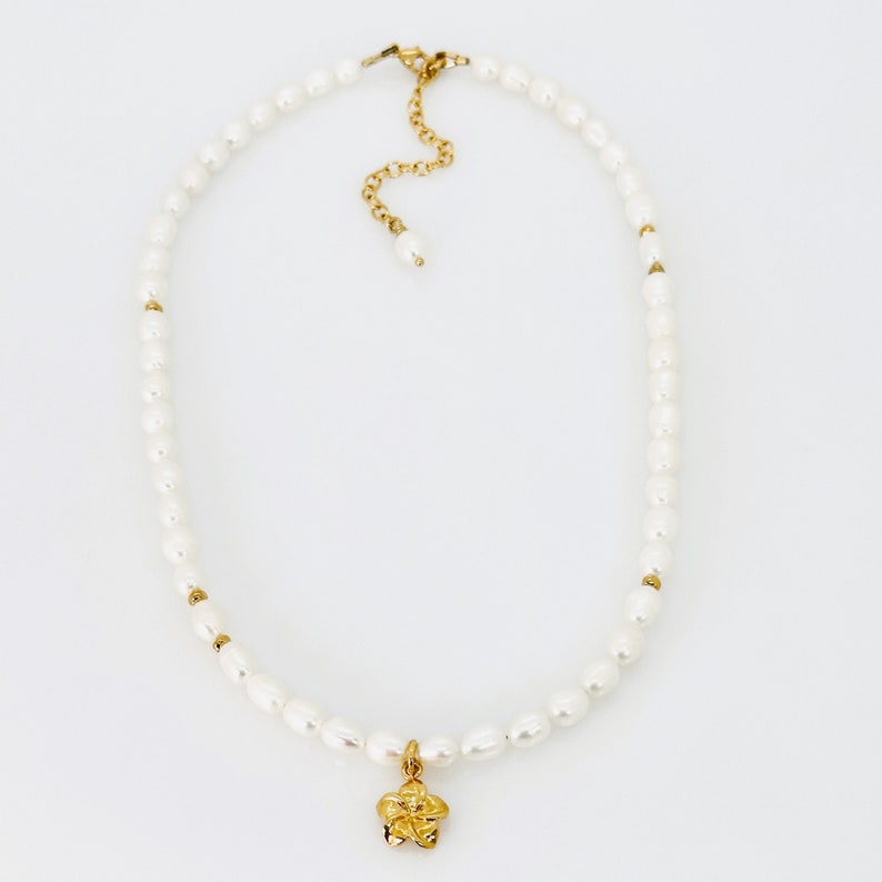 Collier de perles, collier avec breloques plumeria or vermeil et vermeil plumeria, collier de perles d'eau douce blanches, bijoux élégants, cadeau pour elle image 2