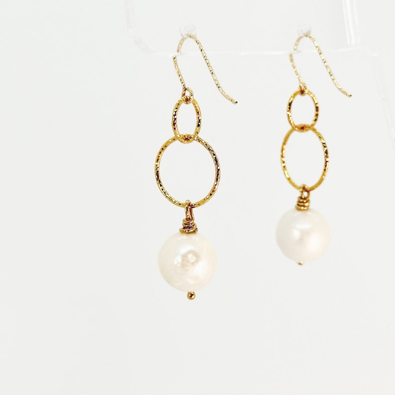 Pendientes de perlas barrocas blancas, pendientes de brillo vermeil de oro perla, pendientes colgantes de perlas naturales, pendientes de novia, regalo de joyería imagen 5
