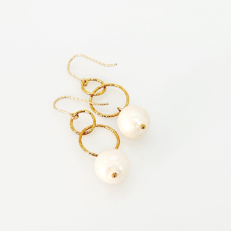 Boucles d'oreilles perle baroque blanche, boucles d'oreilles scintillantes or vermeil, boucles d'oreilles pendantes perle naturelle, boucles d'oreilles de mariée, cadeau bijoux image 2