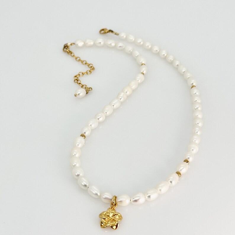 Collier de perles, collier avec breloques plumeria or vermeil et vermeil plumeria, collier de perles d'eau douce blanches, bijoux élégants, cadeau pour elle image 6