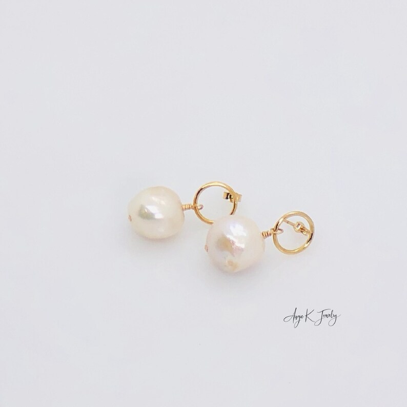 White Pearl Earrings, White Baroque Pearls 14KT Gold Filled Circle Post Earrings, Bridal Jewelry, June Birthstone Jewelry, Everyday Earrings imagem 9