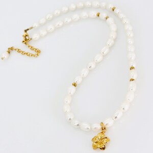 Perlenkette, Reis Perle Gold Vermeil Plumeria Charm Anhänger Halskette, Weiße Süßwasser Perle Halskette, Eleganter Schmuck, Geschenk für Sie Bild 5