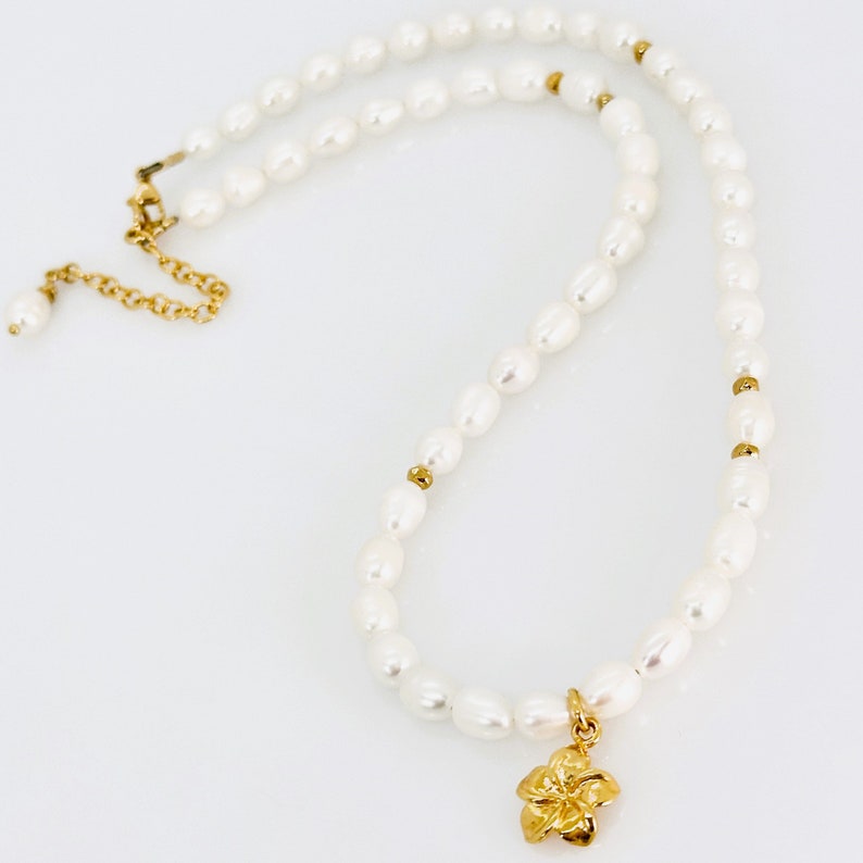 Collier de perles, collier avec breloques plumeria or vermeil et vermeil plumeria, collier de perles d'eau douce blanches, bijoux élégants, cadeau pour elle image 5