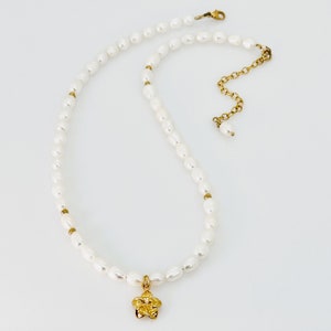 Collier de perles, collier avec breloques plumeria or vermeil et vermeil plumeria, collier de perles d'eau douce blanches, bijoux élégants, cadeau pour elle image 8