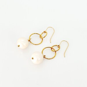 Pendientes de perlas barrocas blancas, pendientes de brillo vermeil de oro perla, pendientes colgantes de perlas naturales, pendientes de novia, regalo de joyería imagen 9