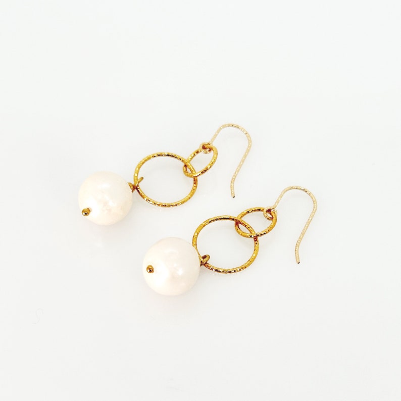 Pendientes de perlas barrocas blancas, pendientes de brillo vermeil de oro perla, pendientes colgantes de perlas naturales, pendientes de novia, regalo de joyería imagen 9