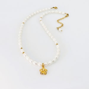 Collier de perles, collier avec breloques plumeria or vermeil et vermeil plumeria, collier de perles d'eau douce blanches, bijoux élégants, cadeau pour elle image 1