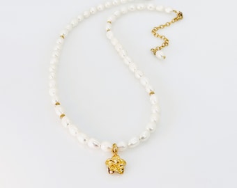 Collier de perles, collier avec breloques plumeria or vermeil et vermeil plumeria, collier de perles d'eau douce blanches, bijoux élégants, cadeau pour elle