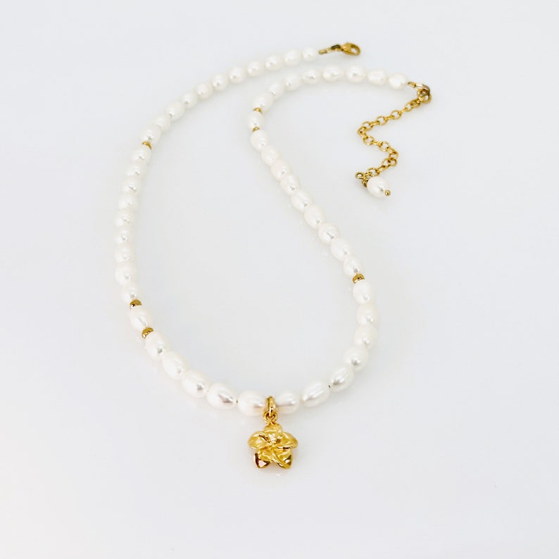 Collier de perles, collier avec breloques plumeria or vermeil et vermeil plumeria, collier de perles d'eau douce blanches, bijoux élégants, cadeau pour elle image 1