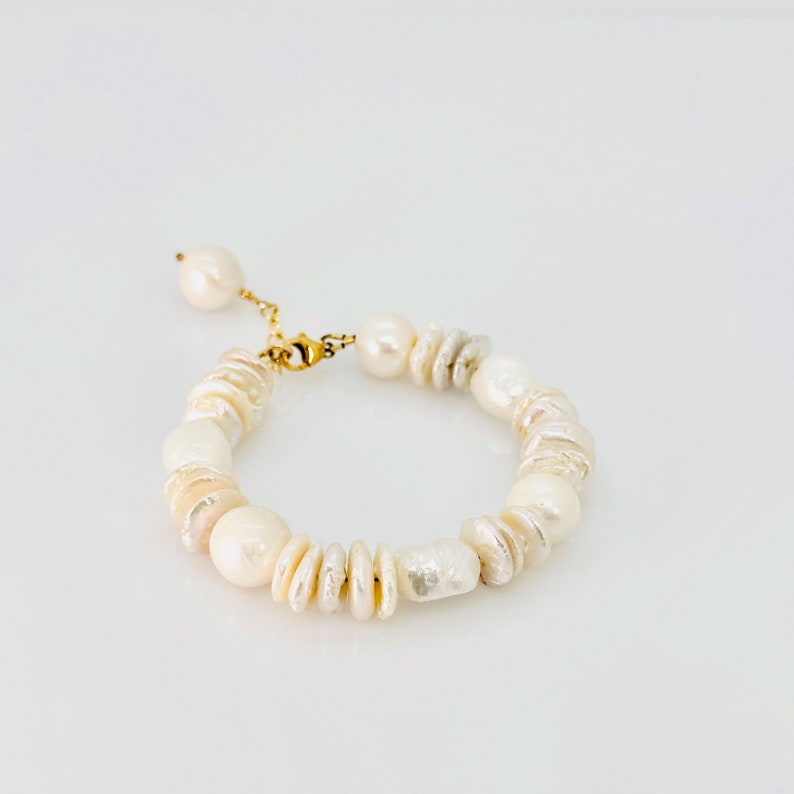 Bracelet de perles baroques, bracelet rempli d'or 14 carats de perles blanches naturelles, bijoux en perles, bijoux de pierre de naissance de juin, cadeau unique pour elle image 1