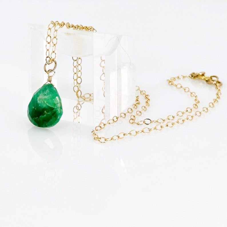 Collar de piedra preciosa esmeralda, collar colgante de gota relleno de oro esmeralda facetada de 14 KT, joyería de piedra de nacimiento de mayo, regalo para ella, regalo de joyería único imagen 1
