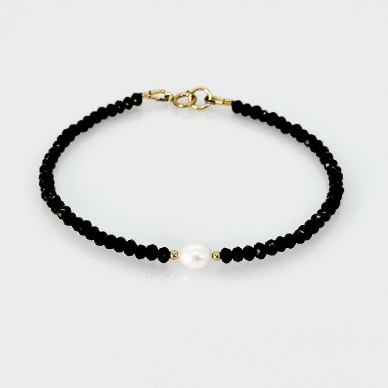 Pulsera de espinela negra, pulsera llena de oro de 14KT con perla de agua dulce blanca de espinela negra facetada, joyería única en su tipo, regalos únicos para ella imagen 1