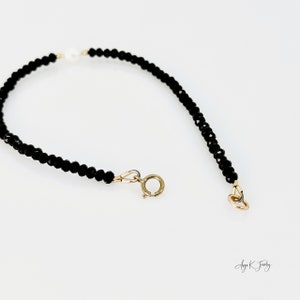 Pulsera de espinela negra, pulsera llena de oro de 14KT con perla de agua dulce blanca de espinela negra facetada, joyería única en su tipo, regalos únicos para ella imagen 5