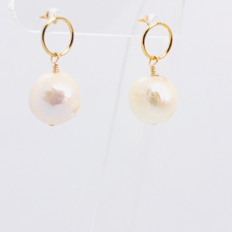 White Pearl Earrings, White Baroque Pearls 14KT Gold Filled Circle Post Earrings, Bridal Jewelry, June Birthstone Jewelry, Everyday Earrings imagem 1