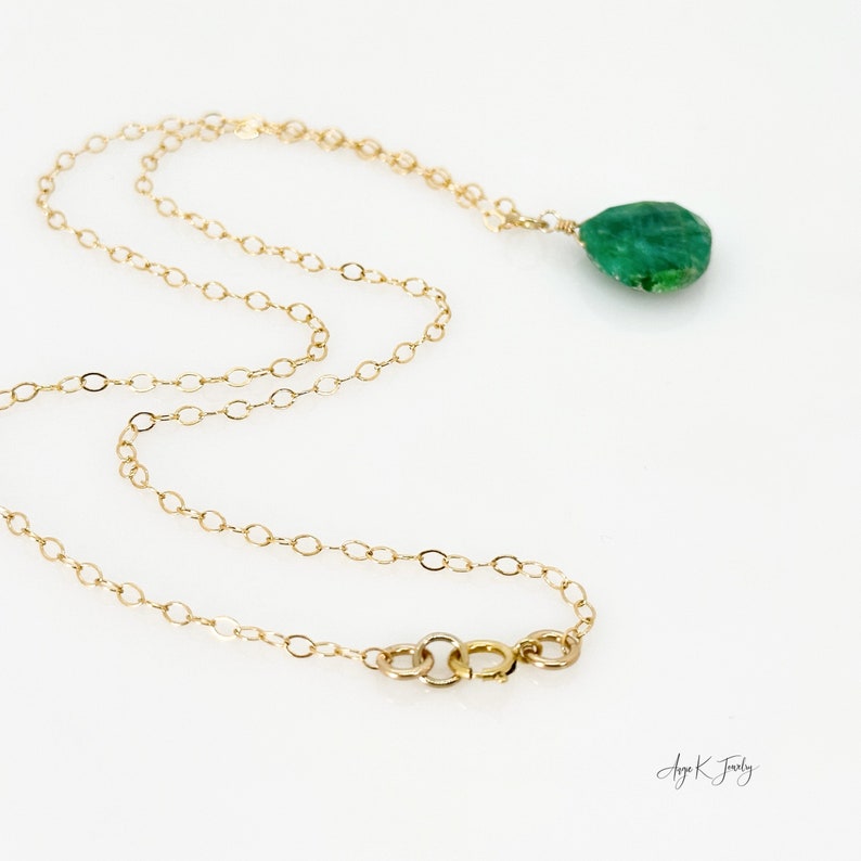 Collar de piedra preciosa esmeralda, collar colgante de gota relleno de oro esmeralda facetada de 14 KT, joyería de piedra de nacimiento de mayo, regalo para ella, regalo de joyería único imagen 4