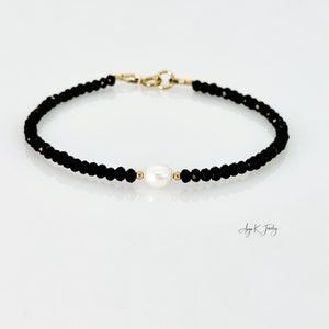 Pulsera de espinela negra, pulsera llena de oro de 14KT con perla de agua dulce blanca de espinela negra facetada, joyería única en su tipo, regalos únicos para ella imagen 2