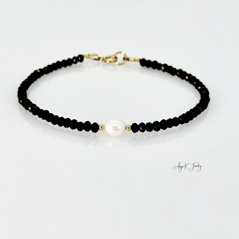 Pulsera de espinela negra, pulsera llena de oro de 14KT con perla de agua dulce blanca de espinela negra facetada, joyería única en su tipo, regalos únicos para ella imagen 2