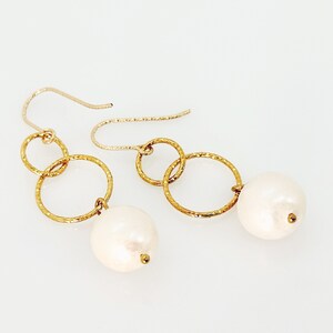 Boucles d'oreilles perle baroque blanche, boucles d'oreilles scintillantes or vermeil, boucles d'oreilles pendantes perle naturelle, boucles d'oreilles de mariée, cadeau bijoux image 3