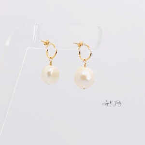 White Pearl Earrings, White Baroque Pearls 14KT Gold Filled Circle Post Earrings, Bridal Jewelry, June Birthstone Jewelry, Everyday Earrings imagem 6