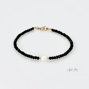 Pulsera de espinela negra, pulsera llena de oro de 14KT con perla de agua dulce blanca de espinela negra facetada, joyería única en su tipo, regalos únicos para ella imagen 9