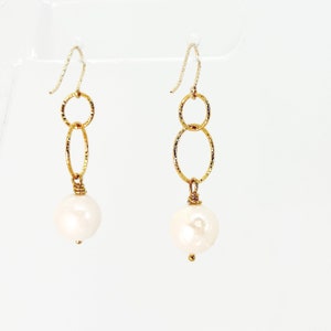 Pendientes de perlas barrocas blancas, pendientes de brillo vermeil de oro perla, pendientes colgantes de perlas naturales, pendientes de novia, regalo de joyería imagen 8