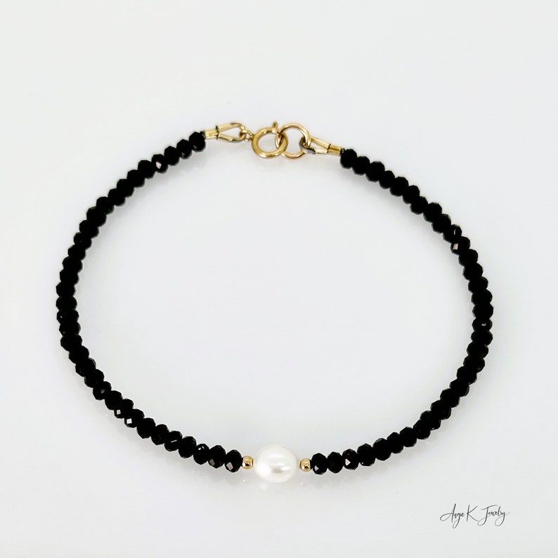 Pulsera de espinela negra, pulsera llena de oro de 14KT con perla de agua dulce blanca de espinela negra facetada, joyería única en su tipo, regalos únicos para ella imagen 6