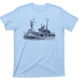 以下が含まれることがあります： 青いTシャツに、黒と白の巨大なタコに襲われている船のイラストが描かれています。
