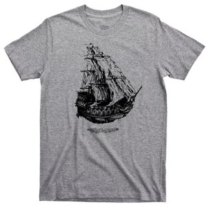 以下が含まれることがあります： 帆船の白黒イラストが描かれたグレーのTシャツ