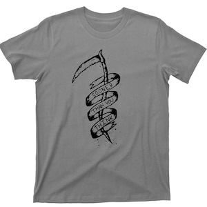 Könnte beinhalten: Graues T-Shirt mit einer schwarzen Grafik einer Sense und dem Text "SOONER THAN YOU THINK".