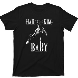 Könnte beinhalten: Schwarzes T-Shirt mit einer weißen Grafik eines Mannes, der eine Kettensäge hält, und dem Text "Hail to the King Baby".