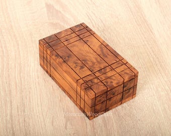 Caja secreta de madera de tuya: cerradura de rompecabezas grabada, hecha a mano