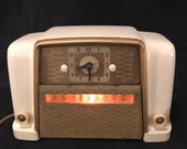 Vintage Art Deco Silvertone Ivory and Gold Bakelite Clock Tube Radio - 1948 - Mid Century Retro Decor