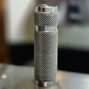 Titan Feuerzeug mit Feuerstein – Glint M | Präzisionsgefertigtes massives Titan | Handgemachtes Mechanisches Objekt