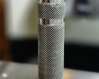 Accendino a pietra focaia in titanio – Glint M / Titanio massiccio lavorato con precisione / Oggetto meccanico fatto a mano