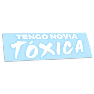 K&ouml;nnte beinhalten: Ein hellblauer Aufkleber mit wei&szlig;em Text, der "TENGO NOVIA T&Oacute;XICA" lautet.