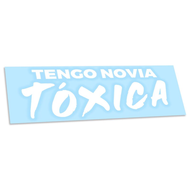 K&ouml;nnte beinhalten: Ein hellblauer Aufkleber mit wei&szlig;em Text, der "TENGO NOVIA T&Oacute;XICA" lautet.