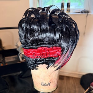 Może przedstawiać: Rustykalny drewniany szyld z napisem "Welcome to our home" w białych literach. Szyld ma postarzaną powierzchnię i prosty, zapraszający design.