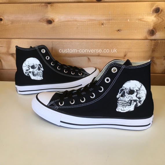 Tênis de cano alto preto com caveira pintada à mão e cadarços