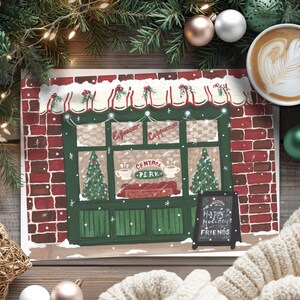 K&ouml;nnte beinhalten: Festliche Illustration eines Caf&eacute;s mit Backsteinfassade, gr&uuml;nen Zierleisten und einem schneebedeckten Vordach. Das Schaufenster zeigt Weihnachtsb&auml;ume und die Texte "Espresso" und "Cappuccino". Eine kleine Tafel zeigt "Happy Holidays Friends".