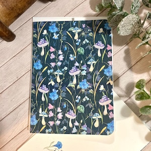 Carte de correspondance Forêt enchantée - Aquarelle champignons et fleurs sauvages, Carte de voeux vierge Cottagecore, Papeterie Dark Academia