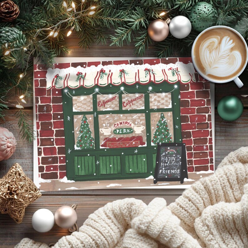 K&ouml;nnte beinhalten: Festliche Illustration eines Caf&eacute;s mit Backsteinfassade, gr&uuml;nen Zierleisten und einem schneebedeckten Vordach. Das Schaufenster zeigt Weihnachtsb&auml;ume und die Texte "Espresso" und "Cappuccino". Eine kleine Tafel zeigt "Happy Holidays Friends".
