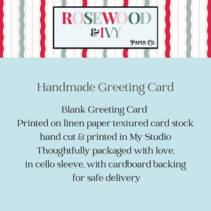 K&ouml;nnte beinhalten: Handgemachte Gru&szlig;karte mit dem Text "ROSEWOOD & IVY PAPER CO.". Die leere Karte ist auf strukturiertem Leinenpapier gedruckt. Sie ist handgeschnitten und im Studio gedruckt, sorgf&auml;ltig verpackt.