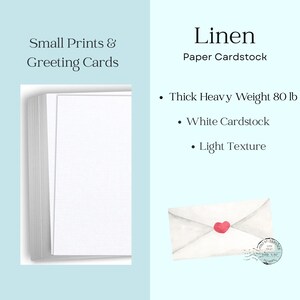 K&ouml;nnte beinhalten: Ein Stapel wei&szlig;er Leinen-Papierkarton mit dem Text &bdquo;Small Prints & Greeting Cards&ldquo; und &bdquo;Linen Paper Cardstock&ldquo;. Merkmale sind dickes, schweres 80-lb-Papier, wei&szlig;er Karton und eine leichte Textur. Gezeigt wird auch ein Umschlag mit einem roten Herzen.