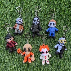 Puede incluir: Una colección de llaveros de personajes de películas de terror. Cada llavero presenta una figura en miniatura de un famoso personaje de terror, como Jason Voorhees, Ghostface y Pennywise. Los llaveros están unidos a llaveros plateados en forma de estrella.