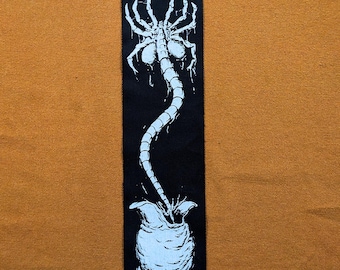 Toppa lunga aliena / Serigrafia per braccio e schiena / Toppa inquietante / Stranezze / Horror / Toppa per braccia e schiena / 12 x 3 dimensioni / Film