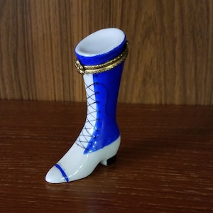 hand-painted blue and white porcelain pill box with a hinged lid in the shape of a lady&#39;s boot