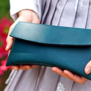 Making a simple leather clutch bag