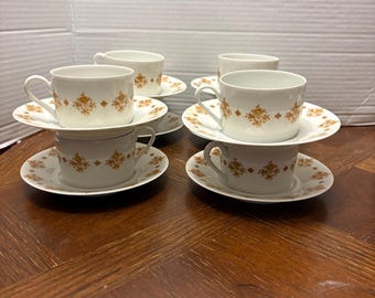 Vintage Georges Boyer Limoges Porzellan Tasse und Untertasse Set mit einem ausgeprägten orangefarbenen Blumenmuster.