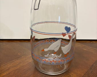 Bote de cristal francés Arc Arcoroc con asa y junta de goma para vino. Diseño de corazones y patos.