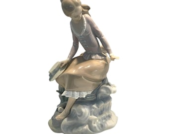 Lladro Girl with Fish at the Seaside Porcelain Figurine 4918 Retired 1985 Mint
